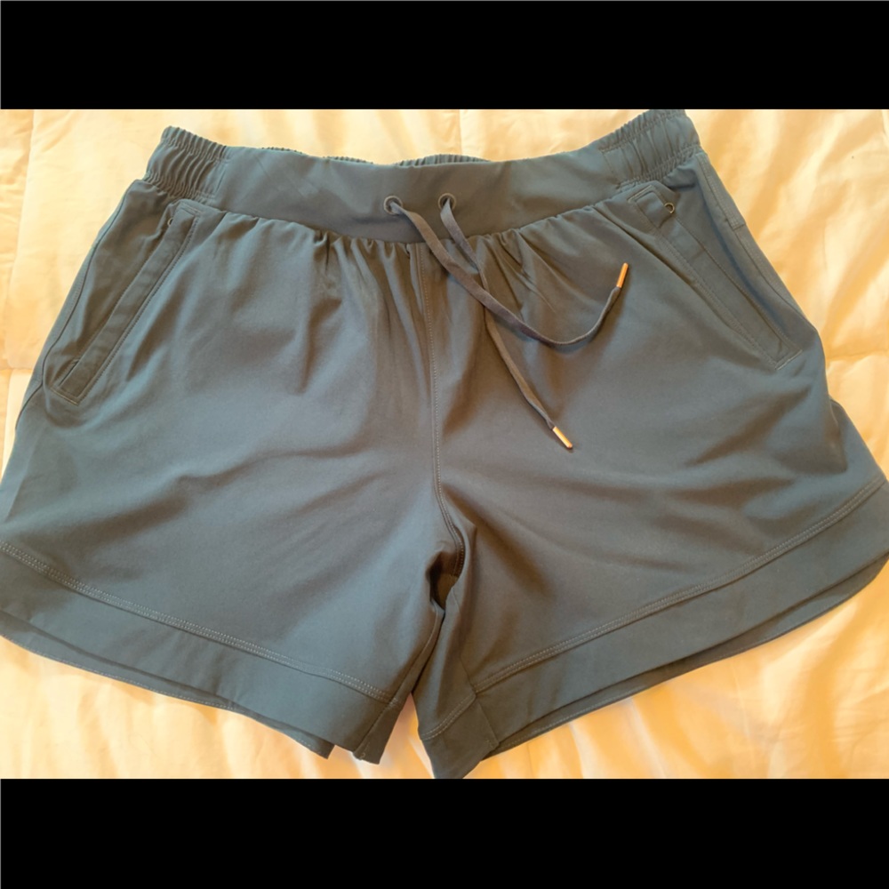 CALIA by Carrie Underwood. Polyester/Rayon Elastic-Drawstring Shorts. Size M